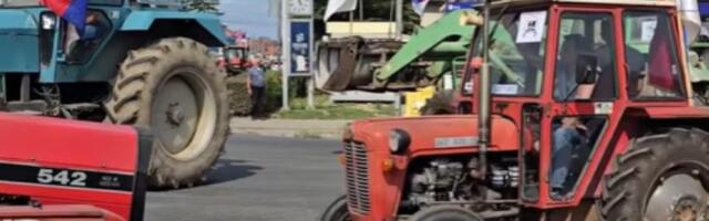 Poljoprivrednici blokirali centar Bogatića: Traktori "zovu" Glamočića (VIDEO)