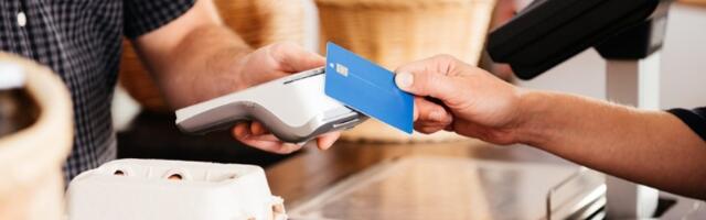 Kasirka vam je dva puta provukla karticu: Evo šta pod HITNO morate da uradite NA LICU MESTA