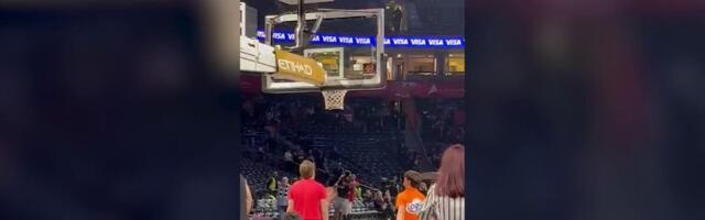 Ajzea Majk i Tajrik Džons se srdačno zagrlili u Areni