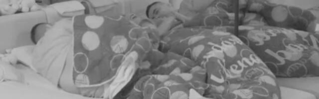 PLJUNULA NA MAJČINE REČI! Bebica zajahao Teodoru, pa se IŽIVLJAVAO nad njenim telom ispod jorgana!