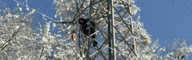 Jedan pogrešan pokret i - katastrofa: Rade u surovim uslovima, rizikuju život... (VIDEO)