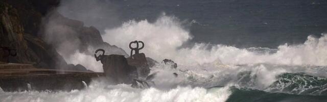 Omiljeno srpsko letovalište pod udarom oluje: Automobili u moru, sneg i ekstremne scene - Ovako nešto se ne pamti (VIDEO)