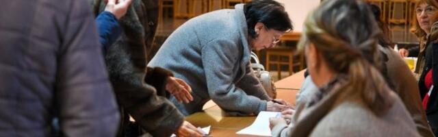 BLOKADERI NAPRAVILI HAOS PRE OTVARANJA GLASAČKIH MESTA U LUČANIMA! Pokušali da spreče početak lokalnih izbora!