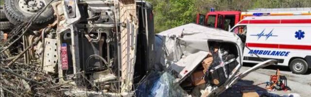 Vozač kombija i dalje zarobljen - vatrogasci seku vozilo: Prve slike sa mesta jezivog udesa na Iriškom vencu (FOTO)