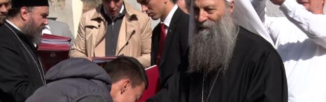 Patrijarh Porfirije stigao u Pećku Patrijaršiju, dočekali ga sveštenici i vernici