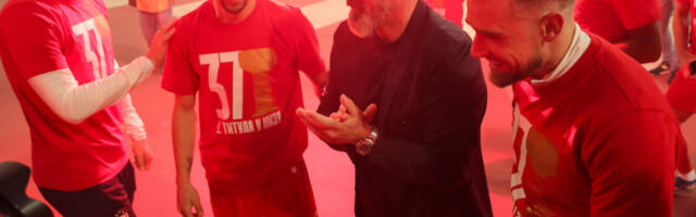 EMOTIVNO NA MARAKANI! Njemu je Stanković prvom skočio u zagrljaj posle titule! (VIDEO)