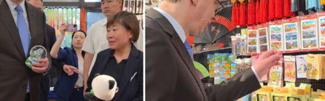 "POSEBNA USPOMENA NA OVU POSETU" Vučić: Ugrabio sam trenutak da kupim neku sitnicu za Danila, Milicu i Vukana (FOTO)