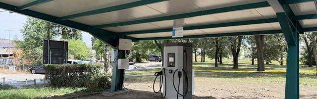 Na parkingu Prevlaka počelo postavljanje javnog punjača za električna vozila