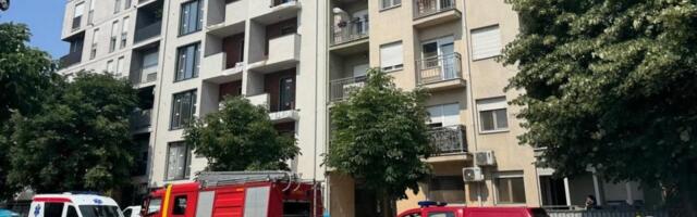 Požar u centru Šapca: Dim ispunio hodnik zgrade, vatrogasci hitno izašli na teren