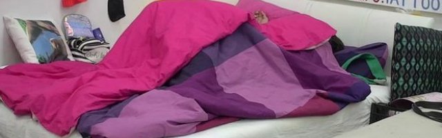 (VIDEO) RAZVALILI KREVET! Iva i Filip se svađali tokom žurke, a onda su imali SE*S! SVE PUCALO OD STRASTI!