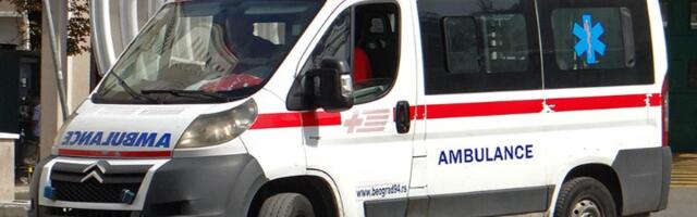 Prevrnuo se auto u Rakovici, dve osobe povređene