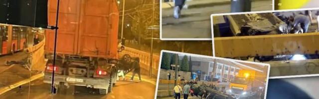 Automobil se prevrnuo, građani spavašavaju putnika... Užas na Mostarskoj petlji (FOTO/VIDEO)