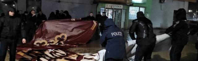 DRAMA U KOSOVSKOJ MITROVICI! Policija lažne države maltretira satima Srbe! NE DAJU IM DA POSTAVE TRANSPARANT NA KOME PIŠE "HRISTOS SE RODI"!