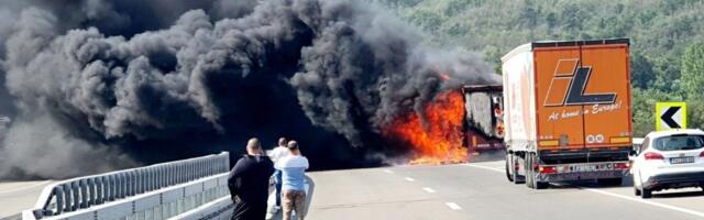 Zapalio se kamion, zastoj na putu ka Beogradu: Kulja dim, vatrogasci na terenu (VIDEO)