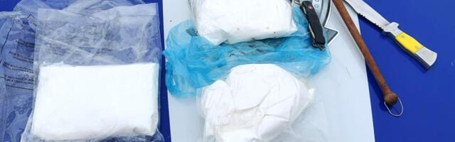 UHAPŠENO DVOJE U BEOGRADU ZBOG DROGE: Policija u autu na Novom Beogradu našla skoro 3 kilograma amfetamina i hladno oružje