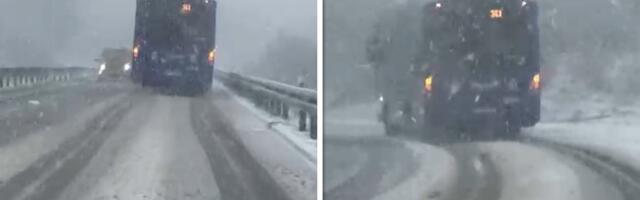 Sneg zavejao i Beograd, snimci su nestvarni! Vozači autobusa "voze na sva 4", kolovoz prekriven, sve zavejano