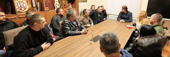 Grupa nezadovoljnih poljoprivrednika otkupnom cenom mleka sastala se sa Dašićem