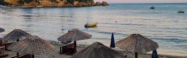 Ulcinj zabranio šetnju u kupaćem van plaža - kazne od 150 do 500 evra