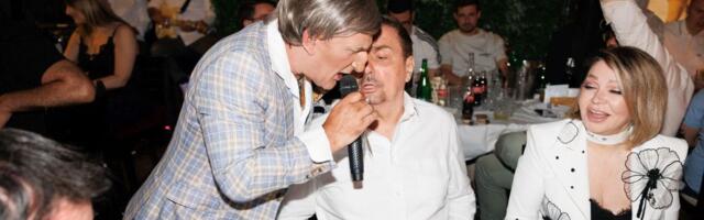 Pevač se pojavio u neviđenom izdanju pred kolegama! Nastao muk u bašti najpoznatijeg restorana u Skadarliji