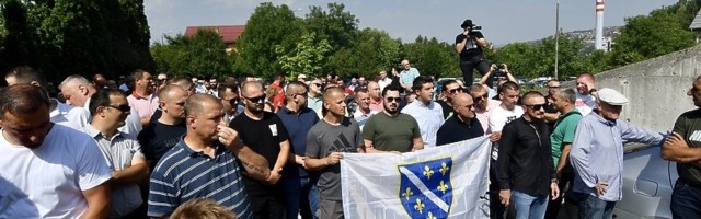 Okupljeni ispred Tužilaštva BiH zvižde i skandiraju Gordani Tadić: “Ostavka”