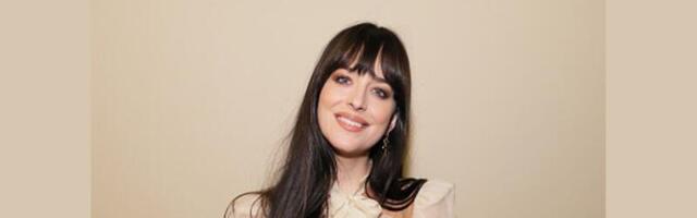 Haljina sa kristalima, spremna zabavu: Dakota Johnson u dobitnoj kombinaciji
