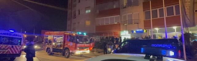 Buknuo požar u zgradi u Novom Pazaru: Dvoje ljudi prevezeno u bolnicu, sumnja se da je požar podmetnut (VIDEO)