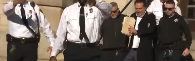 JEDVA SE DRŽI NA NOGAMA! Kamera zabeležila Volša posle presude za DOŽIVOTNU ROBIJU zbog ubistva beograđanke Ane Volš (VIDEO)