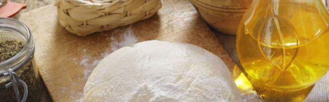 Kako da testo ostane meko i sutradan: Dva zaboravljena sastojka koje pekari uvek dodaju