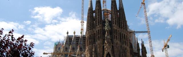 FOTO: Postavljen poslednji deo centralne kule Sagrade Familije u Barseloni