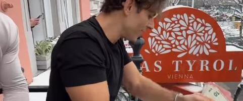 Influenser bacao 10.000 evra sa balkona među prolaznike: Stampedo ljudi napravio pometnju, reagovala policija (VIDEO)