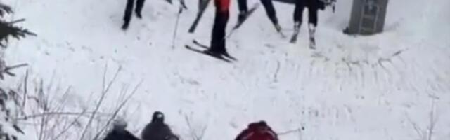 (UZNEMIRUJUĆE) NOVA DRAMA NA ŽIČARI! Dete visi sa sedišta, okupljeni pritrčavaju da mu pomognu da se sputi (VIDEO)