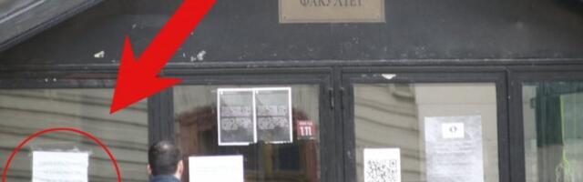 POGLEDAJTE ŠTA PIŠE NA VRATIMA FILOZOFSKOG FAKULTETA! Kako se dogodilo da devojka bude u ZAKLJUČANOJ ZGRADI? (FOTO)