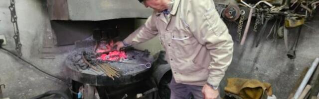 Iz njegove radionice odzvanja dobro poznat zvuk srpske tradicije: Fadil je među poslednjim kovačima, posla još ima