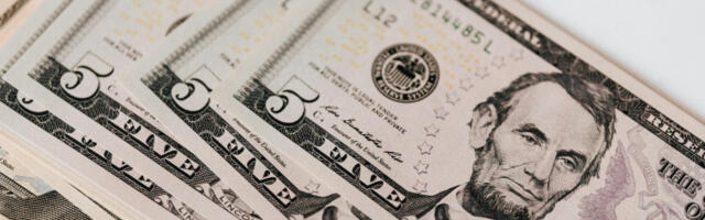 Цене у САД почињу да расту брже од плата Американаца