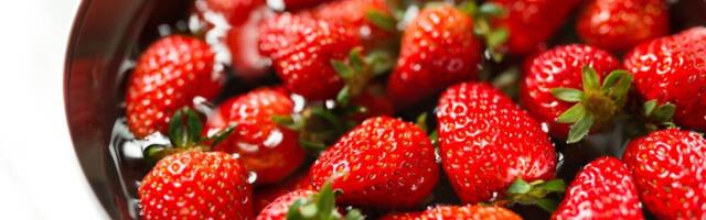 Nije dovoljno samo ispiranje pod mlazom vode: Evo kako pravilno da operete jagode i uklonite pesticide!