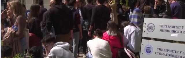 Studenti ispred Medicinskog fakulteta u Beogradu očekuju odluku o žalbi na izbore