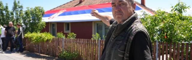 Meštanin sela Nepričava razvukao sprsku trobojku preko krova kuće jer se konačno rešava problem sa vodom