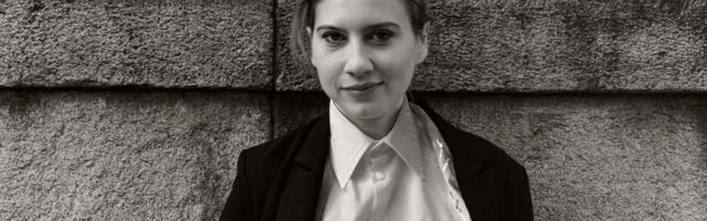 Selena Orb otkriva cenu internacionalne karijere kroz izložbu "Displacement" u galeriji Kolektiv u Beogradu