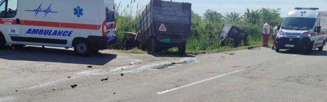 KOMBI I TRAKTOR ZAVRŠILI U JARKU: Nesreća na putu Mokrin-Kikinda, tečnost i delovi vozila rasuti po kolovozu (FOTO)