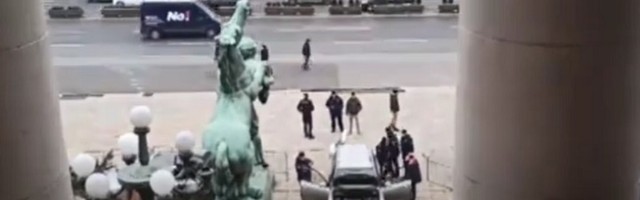 INCIDENT Kolima probio ogradu ispred Skupštine