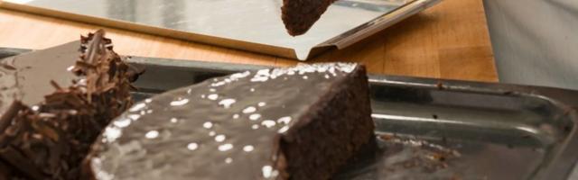 Momak pokazao trik kako da isečemo parče torte, a da se ostatak ne osuši