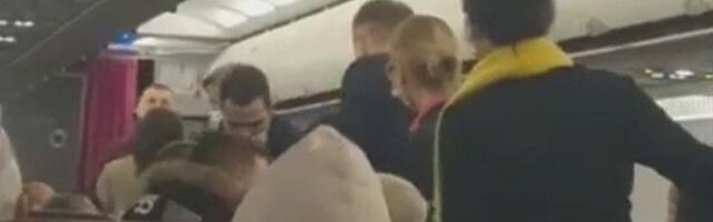 Muškarac pokušao otvoriti vrata aviona na letu za Tuzlu jer nije želio putovati za Beograd