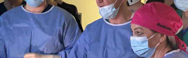 Jedan od vodećih grudnih hirurga u Evropi izveo dve složene operacije sa kolegama na Klinici za grudnu hirurgiju u Nišu