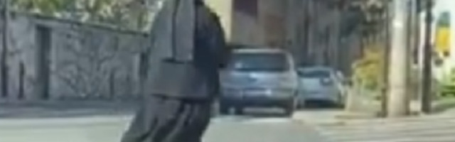 Časna sestra na točkovima jezdi kroz grad, Nikola snimio kadrove zbog kojih ceo region plače od smeha (VIDEO)