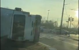 PREVRNUO SE KAMION NA NOVOM BEOGRADU! Teret se rasuo po čitavom putu, na ovoj deonici je saobraćaj usporen