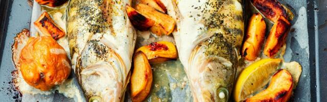 Zašto dok pečete ribu, uz nju treba da stavite i jabuku: Šokiraćete se kad vidite koji problem rešava