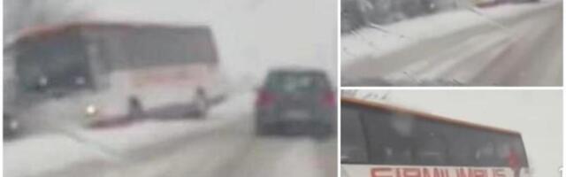 Autobus završio u kanalu kod Rume i to nije nagore: Sneg pravi ogromne probleme, pogotovo u Vojvodini