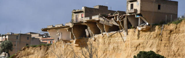 Ватрогасци на ивици провалије спасавали благо старо пет векова