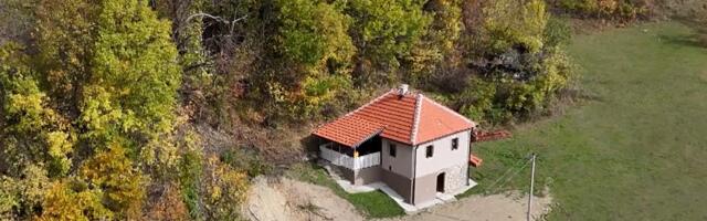Folker zamenio mikforon POLJOPRIVREDOM: Renovirao rodnu kuću, živi na selu - Do ovog mesta se teško stiže