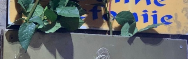 U ČAST MARADONI Građani ostavljaju cveće ispred ambasade